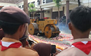 Pemusnahan miras di halaman Satreskoba Polres Jombang./bongkah.id/Karimatul Maslahah/