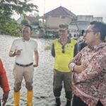 Pj Wali Kota Mojokerto M Ali Kuncoro saat meninjau banjir, Jumat (13/12/2024).