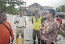 Pj Wali Kota Mojokerto M Ali Kuncoro saat meninjau banjir, Jumat (13/12/2024).