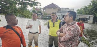 Pj Wali Kota Mojokerto M Ali Kuncoro saat meninjau banjir, Jumat (13/12/2024).