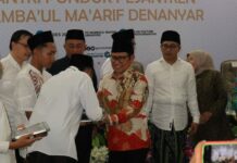 Menko PM saat memberikan MBG kepada santri secara simbolis. Bongkah.id/Karimatul Maslahah/