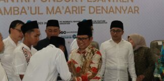 Menko PM saat memberikan MBG kepada santri secara simbolis. Bongkah.id/Karimatul Maslahah/