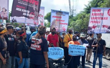 Aktivis di Jombang saat aksi teatrikal di ringin contong Jombang./bongkah.id/Karimatul Maslahah/