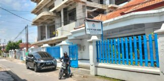 Pembangunan gedung UNP Kediri diduga belum kantongi izin.