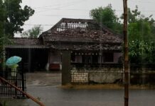 Kerusakan rumah akibat puting beliung di Desa Pucangsimo, Bandarkedungmulyo, Jombang. Bongkah.id/Karimatul Maslahah/