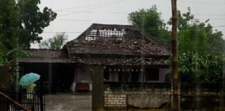 Kerusakan rumah akibat puting beliung di Desa Pucangsimo, Bandarkedungmulyo, Jombang. Bongkah.id/Karimatul Maslahah/