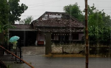 Kerusakan rumah akibat puting beliung di Desa Pucangsimo, Bandarkedungmulyo, Jombang. Bongkah.id/Karimatul Maslahah/