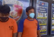 Pria yang membuang plastik ke atas atap rumah diamankan polres Jombang.