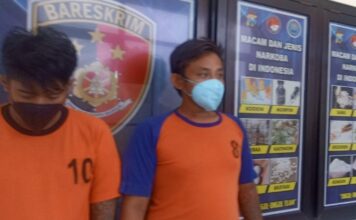 Pria yang membuang plastik ke atas atap rumah diamankan polres Jombang.