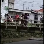 Rekam layar video seroang LC yang hendak bunuh diri di jembatan Dusun Bandaran, Mojoagung.