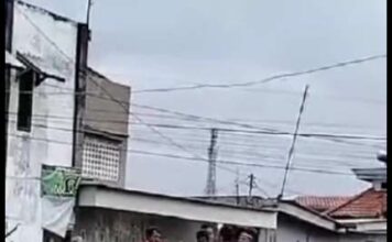 Rekam layar video seroang LC yang hendak bunuh diri di jembatan Dusun Bandaran, Mojoagung.