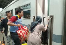 Penumpang menaiki kereta api.