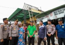 Penyerahan bansos untuk warga terdampak bencana banjir di Jombang./bongkah./Karimatul Maslahah/