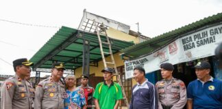 Penyerahan bansos untuk warga terdampak bencana banjir di Jombang./bongkah./Karimatul Maslahah/