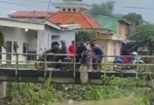 Rekam layar video seroang LC yang hendak bunuh diri di jembatan Dusun Bandaran, Mojoagung.