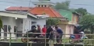 Rekam layar video seroang LC yang hendak bunuh diri di jembatan Dusun Bandaran, Mojoagung.