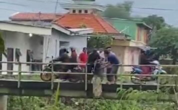 Rekam layar video seroang LC yang hendak bunuh diri di jembatan Dusun Bandaran, Mojoagung.