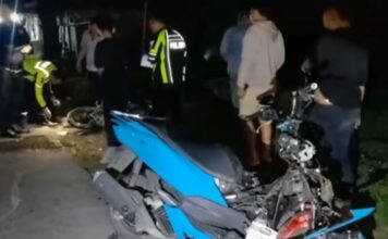 polisi saat melakukan olah Tempat Kejadian Perkara (TKP) di jalan raya Desa Janti, Mojoagung./bongkah.id/Karimatul Maslahah/