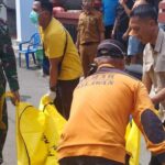 Polisi saat evakuasi mayat korban dari dalam rumah./bongkah.id/Karimatul Maslahah/