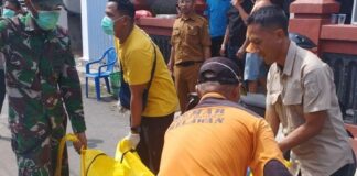 Polisi saat evakuasi mayat korban dari dalam rumah./bongkah.id/Karimatul Maslahah/