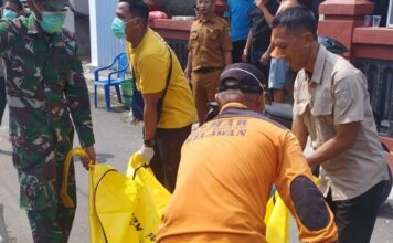 Polisi saat evakuasi mayat korban dari dalam rumah./bongkah.id/Karimatul Maslahah/