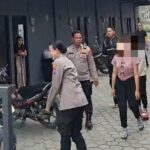 Pasangan diduga mesum diamankan polisi dari homestay di Kota Mojokerto, Selasa (31/12/2024).