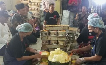 Bambang Haryo Soekartono dalam kunjungan kerjanya pada pelaku UMKM di Kecamatan Wonoayu.