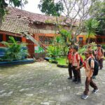 Atap ruangan SDN Gunungan Mojokerto ambruk.