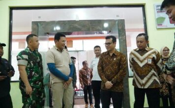 Plt Bupati Sidoarjo, Subandi bersama Wamen Komdigi di Kecamatan Jabon.