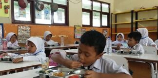 Siswa di SDN Larangan Sidoarjo menikmati menu makan bergizi gratis