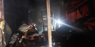 foto : Petugas saat melakukan pembasahan di gudang minimarket AFCO./bongkah.id/Karimatul Maslahah/