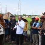 Menteri Koordinator Bidang Pangan Zulkifli Hasan menemui para petani di Desa Mliriprowo, Kecamatan Tarik Kabupaten Sidoarjo .