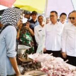 Menteri Koordinator Bidang Pangan, Zulkifli Hasan, bersama Menteri Perdagangan Budi Santoso, meninjau Pasar Rakyat di Desa Pabean, Sedati, Sidoarjo