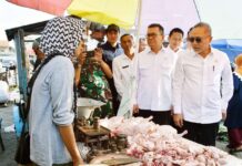 Menteri Koordinator Bidang Pangan, Zulkifli Hasan, bersama Menteri Perdagangan Budi Santoso, meninjau Pasar Rakyat di Desa Pabean, Sedati, Sidoarjo