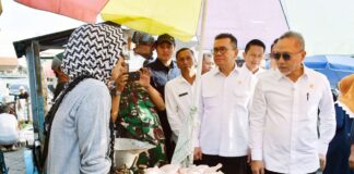 Menteri Koordinator Bidang Pangan, Zulkifli Hasan, bersama Menteri Perdagangan Budi Santoso, meninjau Pasar Rakyat di Desa Pabean, Sedati, Sidoarjo