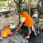 Pandai besi di Dusun Jatisumber, Kabupaten Mojokerto.