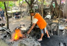 Pandai besi di Dusun Jatisumber, Kabupaten Mojokerto.