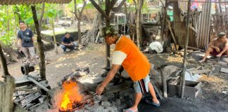 Pandai besi di Dusun Jatisumber, Kabupaten Mojokerto.