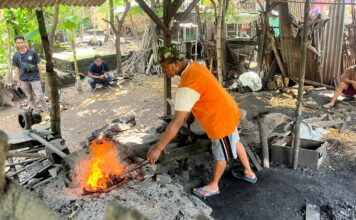 Pandai besi di Dusun Jatisumber, Kabupaten Mojokerto.