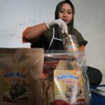 Devi Susanti warga Jombang saat memproduksi kripik kulit ikan patin dikediamannya./bongkah.id/Karimatul Maslahah/