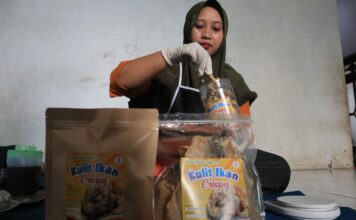 Devi Susanti warga Jombang saat memproduksi kripik kulit ikan patin dikediamannya./bongkah.id/Karimatul Maslahah/