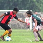 Pemain PSID Jombang dan PS Mojokerto Putra saat bertanding di stadion Jenggolo Sidoarjo.