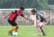 Pemain PSID Jombang dan PS Mojokerto Putra saat bertanding di stadion Jenggolo Sidoarjo.