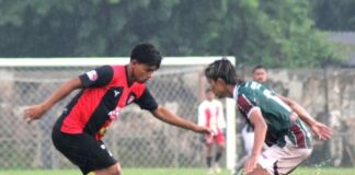 Pemain PSID Jombang dan PS Mojokerto Putra saat bertanding di stadion Jenggolo Sidoarjo.