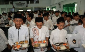 Uji coba program makan bergizi gratis di Ponpes Mamba'ul Ma'arif Denanyar Jombang. Bongkah.id/Karimatul Maslahah/