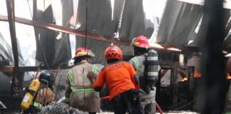 Petugas saat melakukan pembasahan di pabrik tali rafia di Jombang. bongkah.id/Karimatul Maslahah/