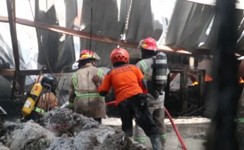 Petugas saat melakukan pembasahan di pabrik tali rafia di Jombang. bongkah.id/Karimatul Maslahah/