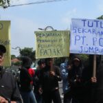 Demo yang dilakukan puluhan warga di depan gedung DPRD Jombang./bongkah.id/Karimatul Maslahah/