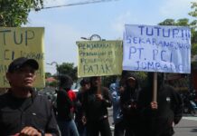 Demo yang dilakukan puluhan warga di depan gedung DPRD Jombang./bongkah.id/Karimatul Maslahah/