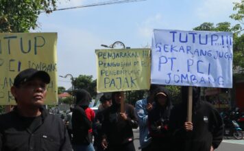 Demo yang dilakukan puluhan warga di depan gedung DPRD Jombang./bongkah.id/Karimatul Maslahah/